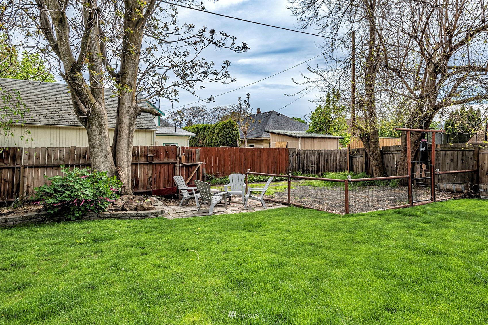 152 Locust Street Walla Walla, WA 99362 - Photo 37 of 38 a view of a chair and table in backyard of the house