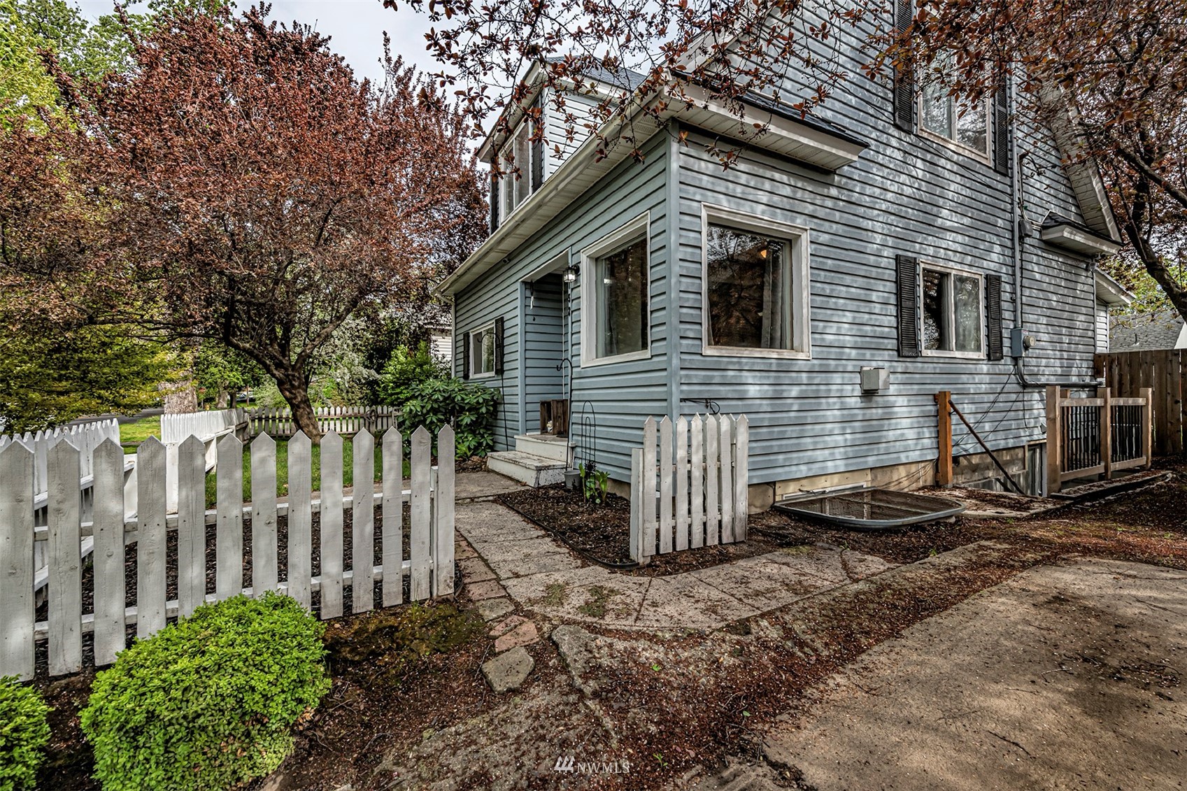 152 Locust Street Walla Walla, WA 99362 - Photo 38 of 38 a front view of a house with garden