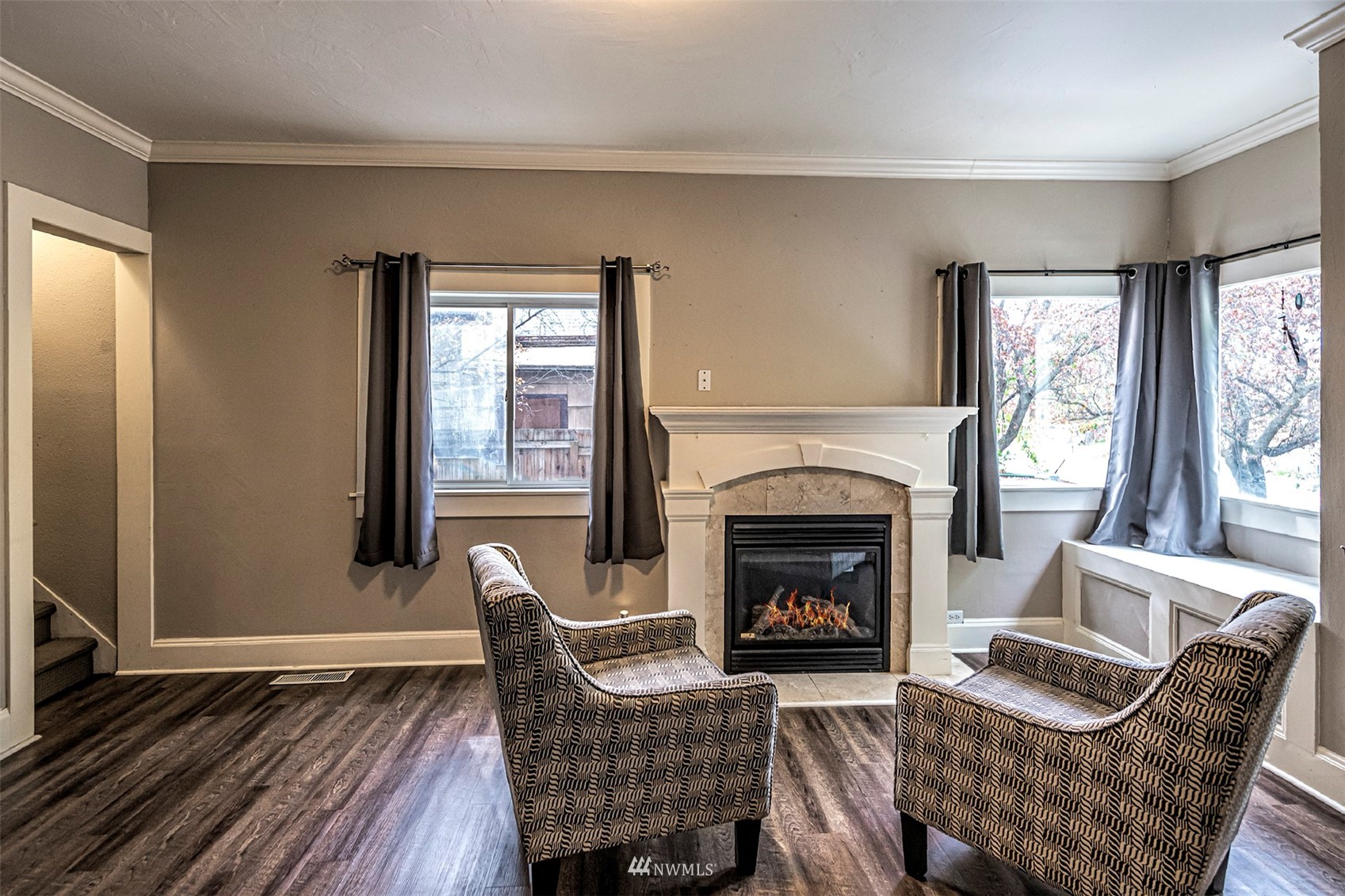 152 Locust Street Walla Walla, WA 99362 - Photo 5 of 38 a living room with furniture and a fireplace