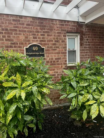 $2,330 | 40 Knightsbridge Road, Unit 3C, Great Neck, NY 11021