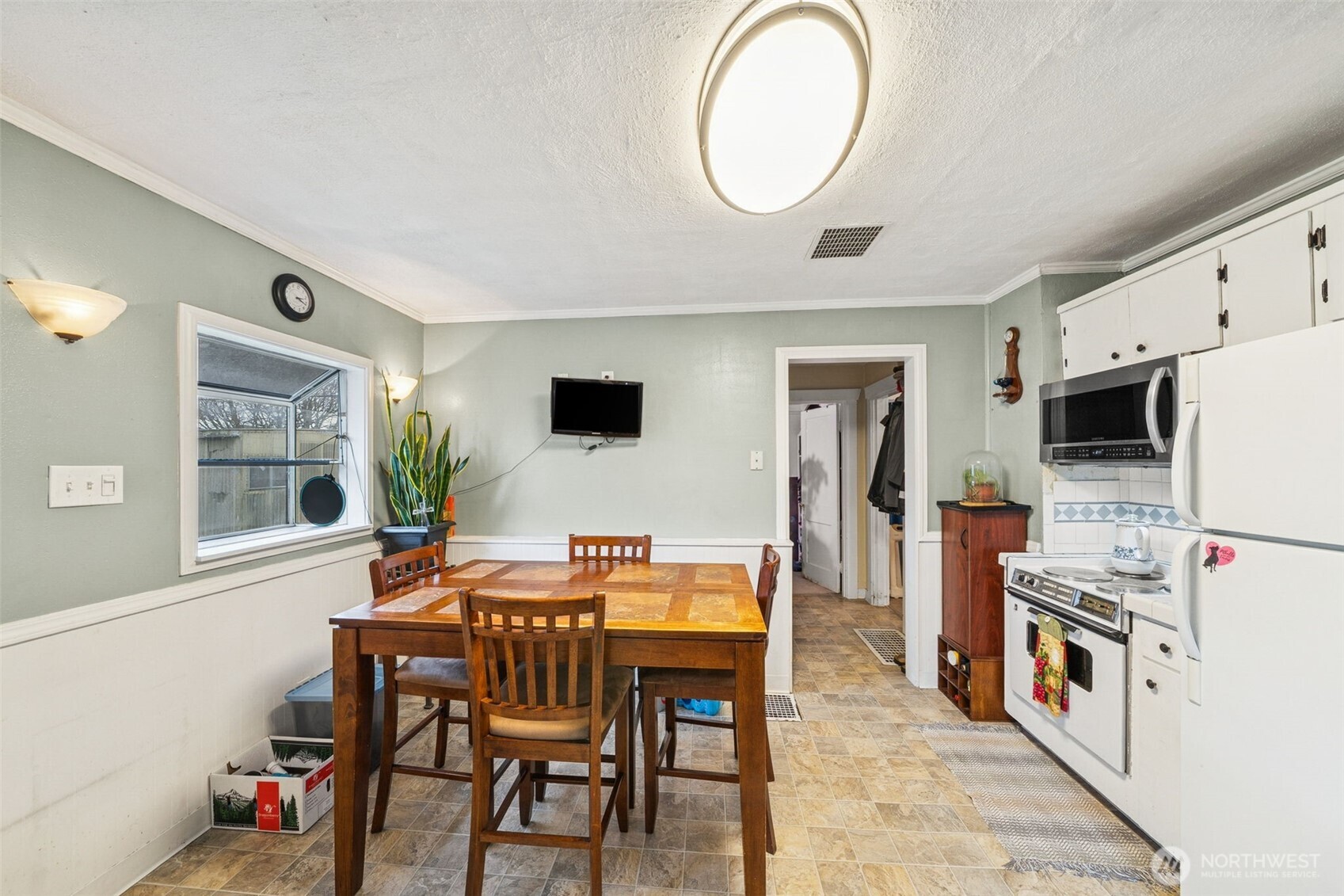 4912 South Prospect Street Tacoma, WA 98409 - Photo 7 of 16 a dining room with furniture and window