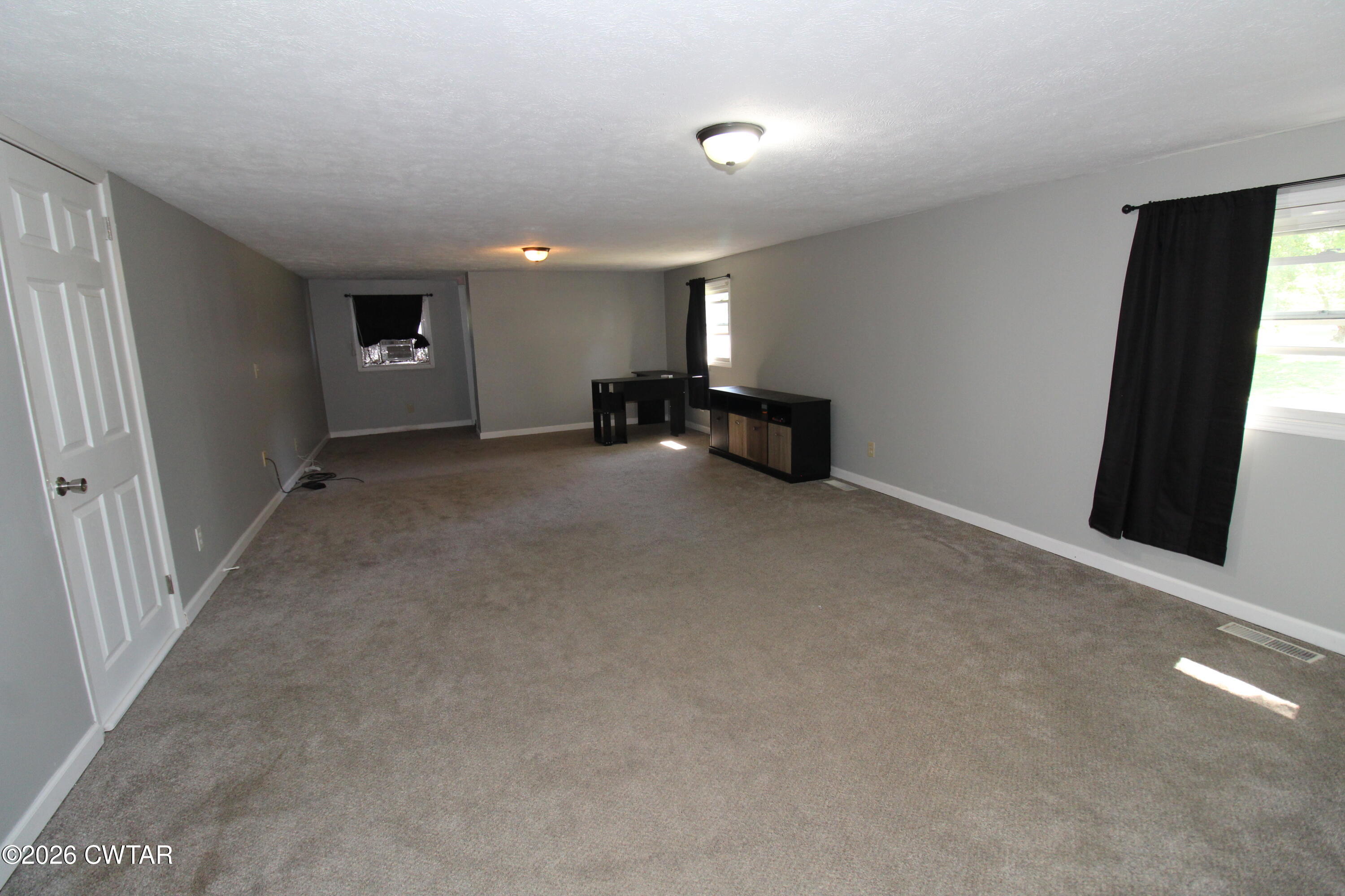 33 Kipling Drive Jackson, TN 38305 - Photo 17 of 20 an empty room with furniture and a flat screen tv