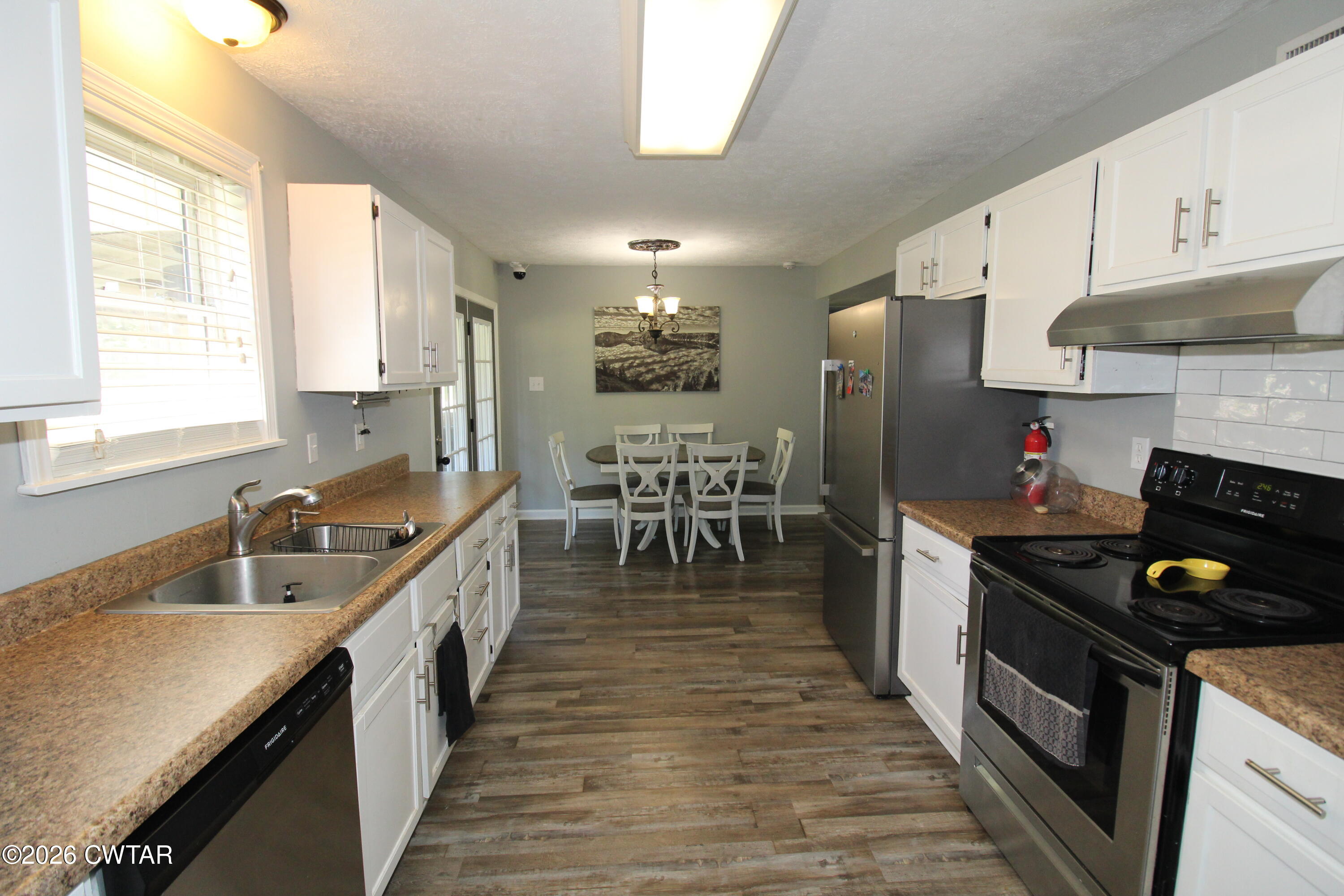 33 Kipling Drive Jackson, TN 38305 - Photo 7 of 20 a kitchen with stainless steel appliances granite countertop a sink stove and refrigerator