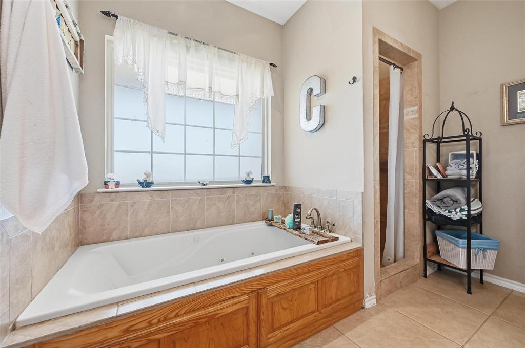 346 Forreston Road Waxahachie, TX 75165 - Photo 12 of 36 a bathroom with a tub and a window
