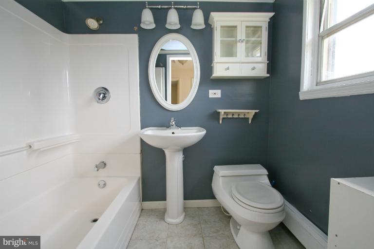 13 Township Road Baltimore, MD 21222 - Photo 9 of 13 Full bath