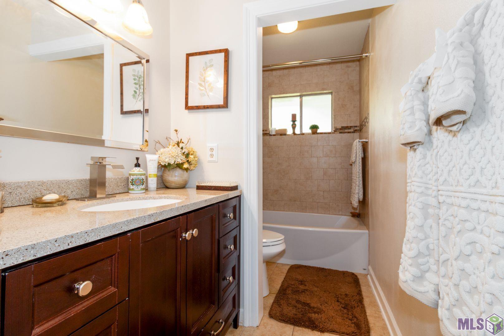 3142 Kings Canyon Drive Baton Rouge, LA 70814 - Photo 12 of 17 Spacious Guest Bathroom