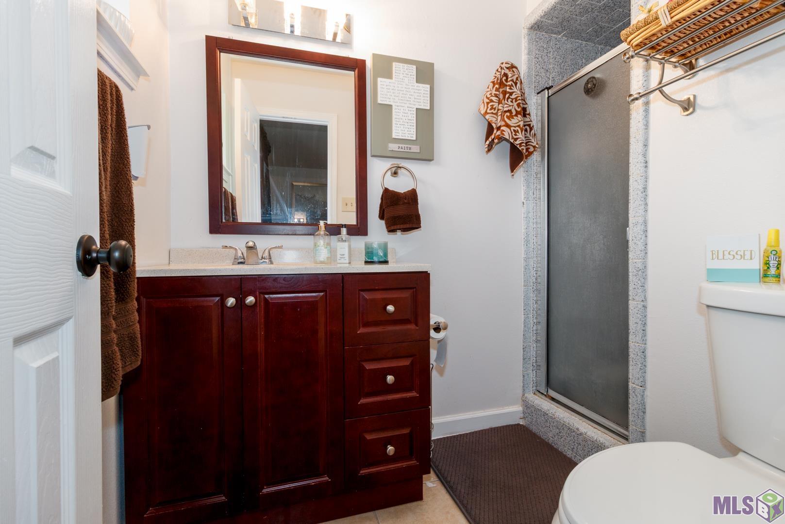 3142 Kings Canyon Drive Baton Rouge, LA 70814 - Photo 9 of 17 Primary Bathrooom with Lovely Vanity