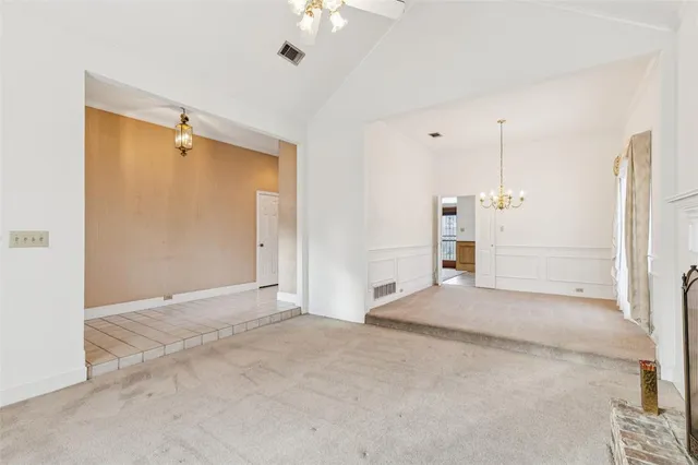 a view of empty room with a ceiling fan