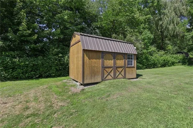 a view of a house with backyard and tree