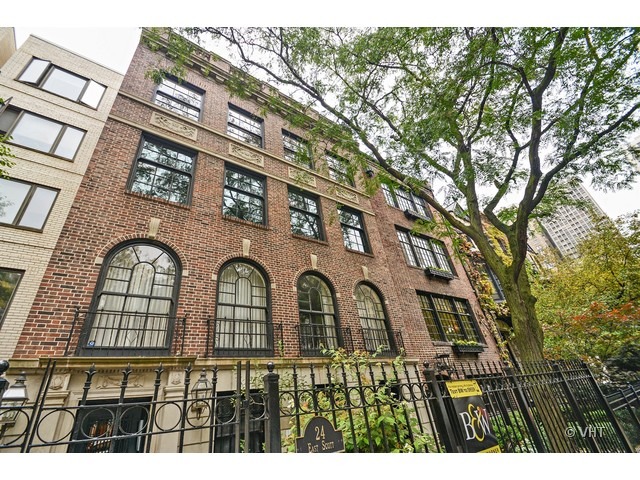 24 East Scott Street, Unit 3 Chicago, IL 60610 - Photo 1 of 10 a view of a large building