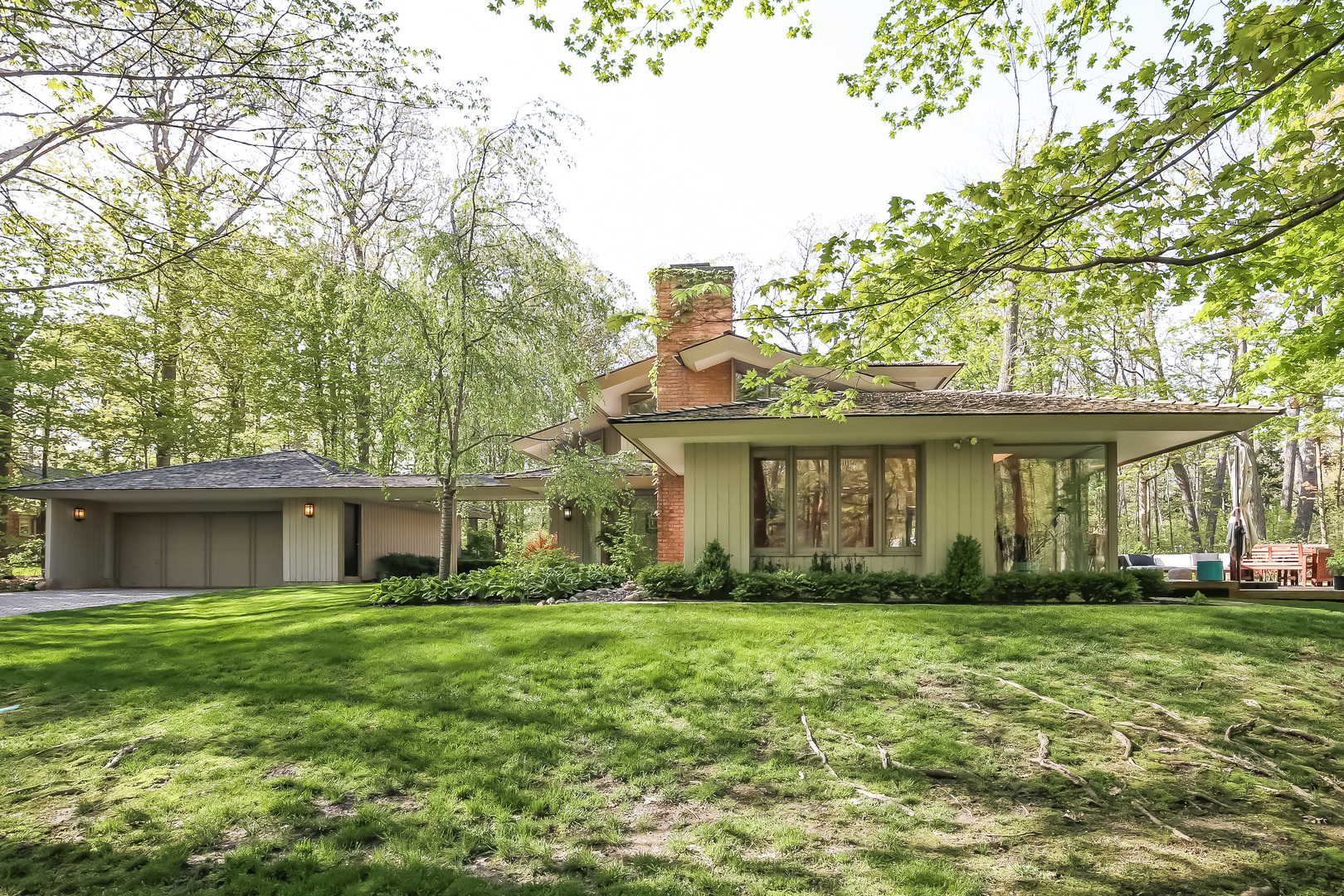 506 Forest Cove Road Lake Bluff, IL 60044 - Photo 2 of 53 a front view of a house with a garden