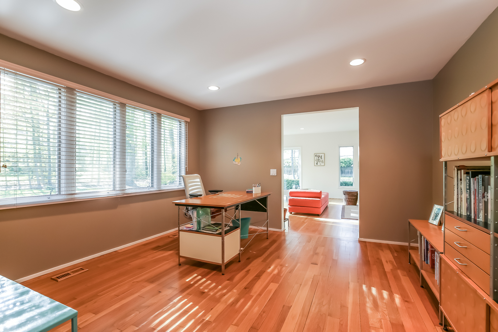 506 Forest Cove Road Lake Bluff, IL 60044 - Photo 21 of 53 a living room with furniture and a wooden floor