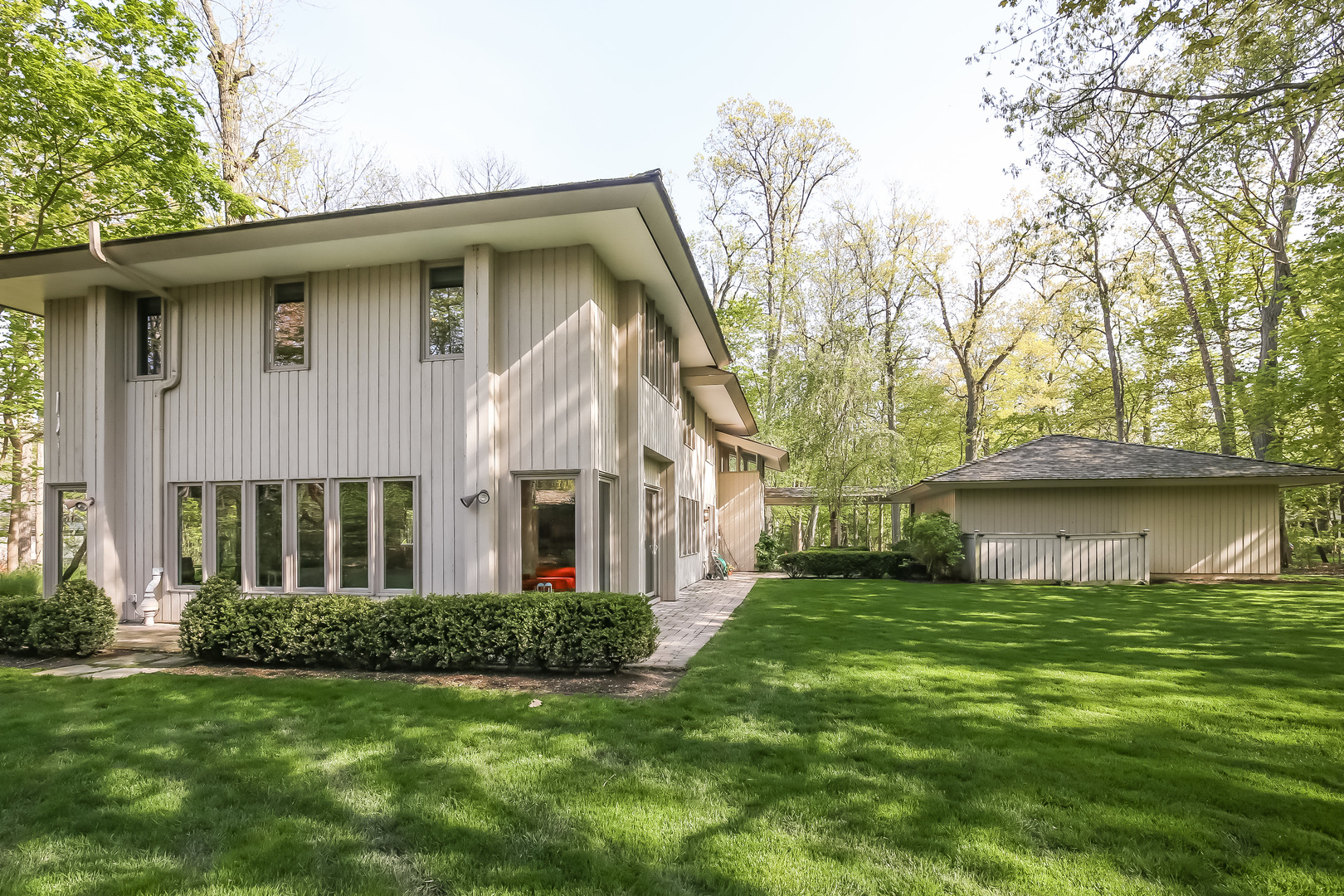 506 Forest Cove Road Lake Bluff, IL 60044 - Photo 45 of 53 a front view of a house with a garden