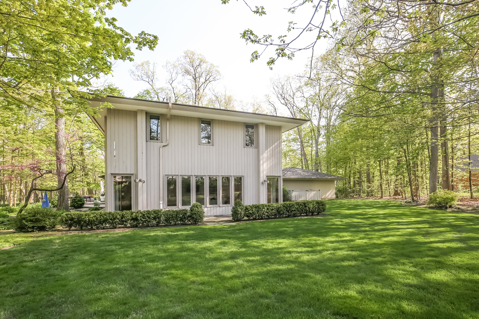 506 Forest Cove Road Lake Bluff, IL 60044 - Photo 46 of 53 a front view of a house with a garden