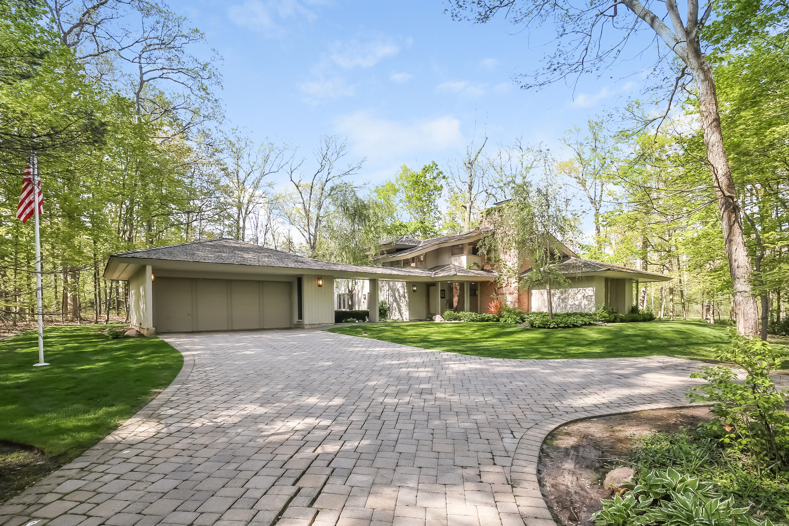 506 Forest Cove Road Lake Bluff, IL 60044 - Photo 48 of 53 a front view of a house with a yard and potted plants