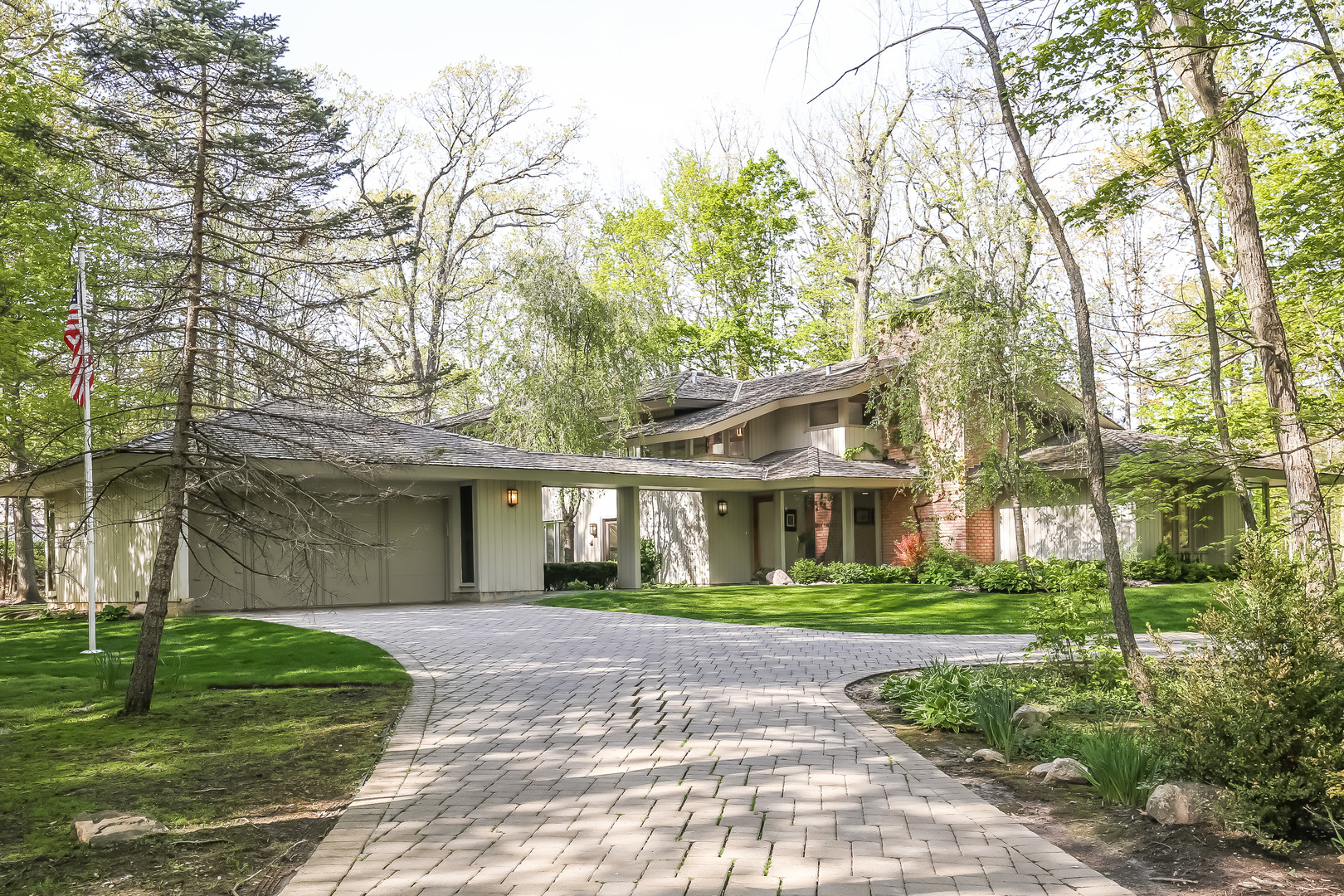506 Forest Cove Road Lake Bluff, IL 60044 - Photo 49 of 53 a front view of a house with a yard and potted plants