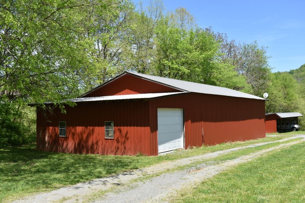 14436 Indian Springs Road Buffalo Valley, TN 38548 - Photo 14 of 24 a backyard of a house with wooden fence