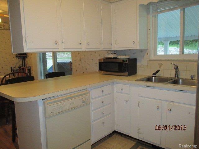 260 Gunder Court Rochester, MI 48309 - Photo 16 of 46 WHITE KITCHEN