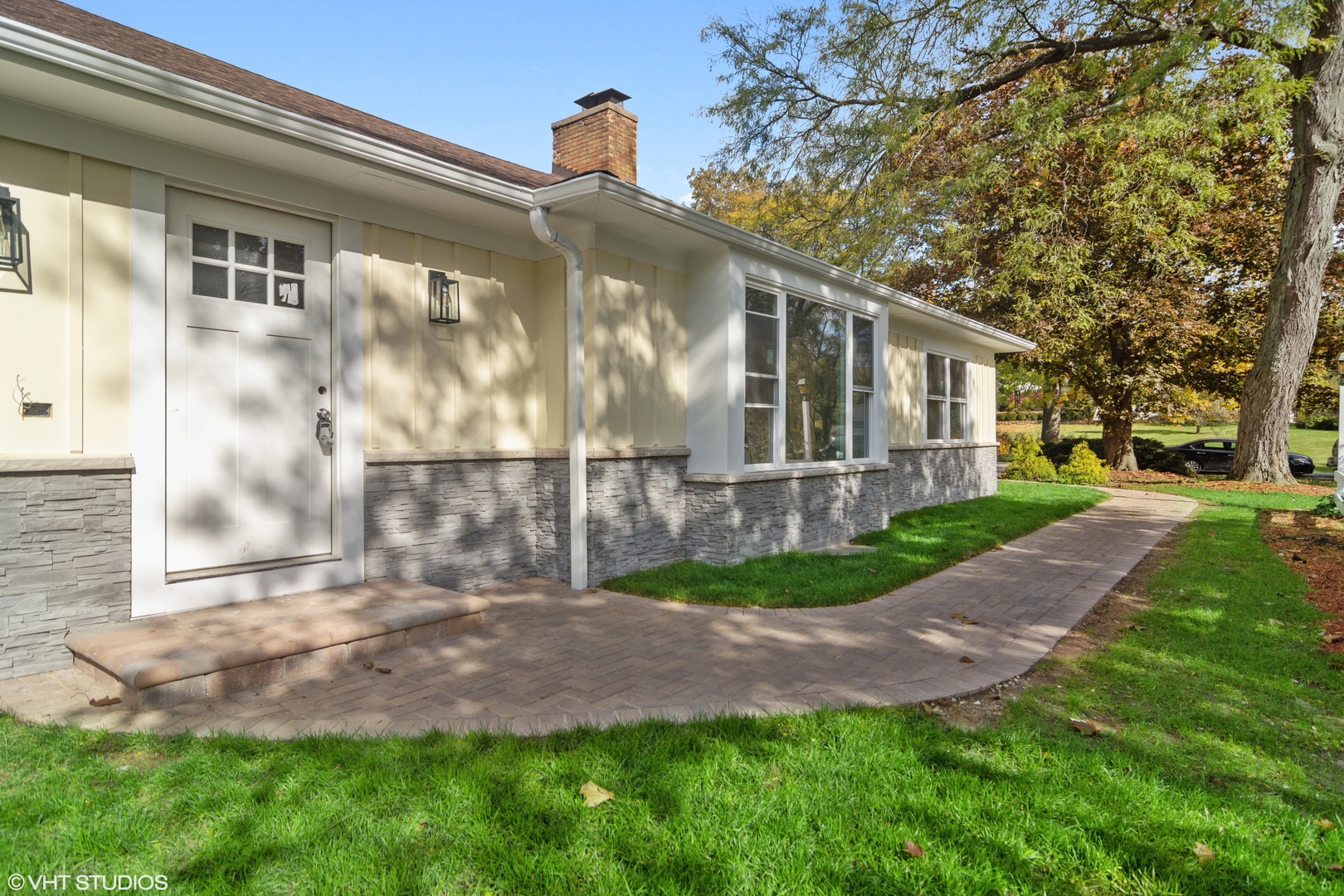 404 Cumnock Road Inverness, IL 60067 - Photo 1 of 34 a view of backyard with a garden and plants