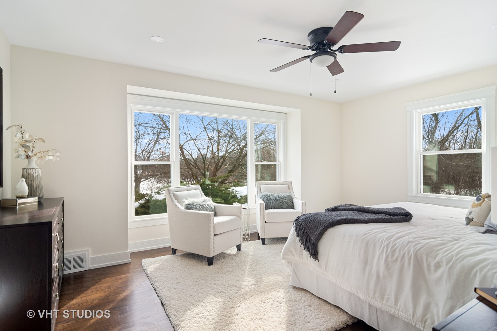 404 Cumnock Road Inverness, IL 60067 - Photo 15 of 34 a bedroom with a bed and a large window