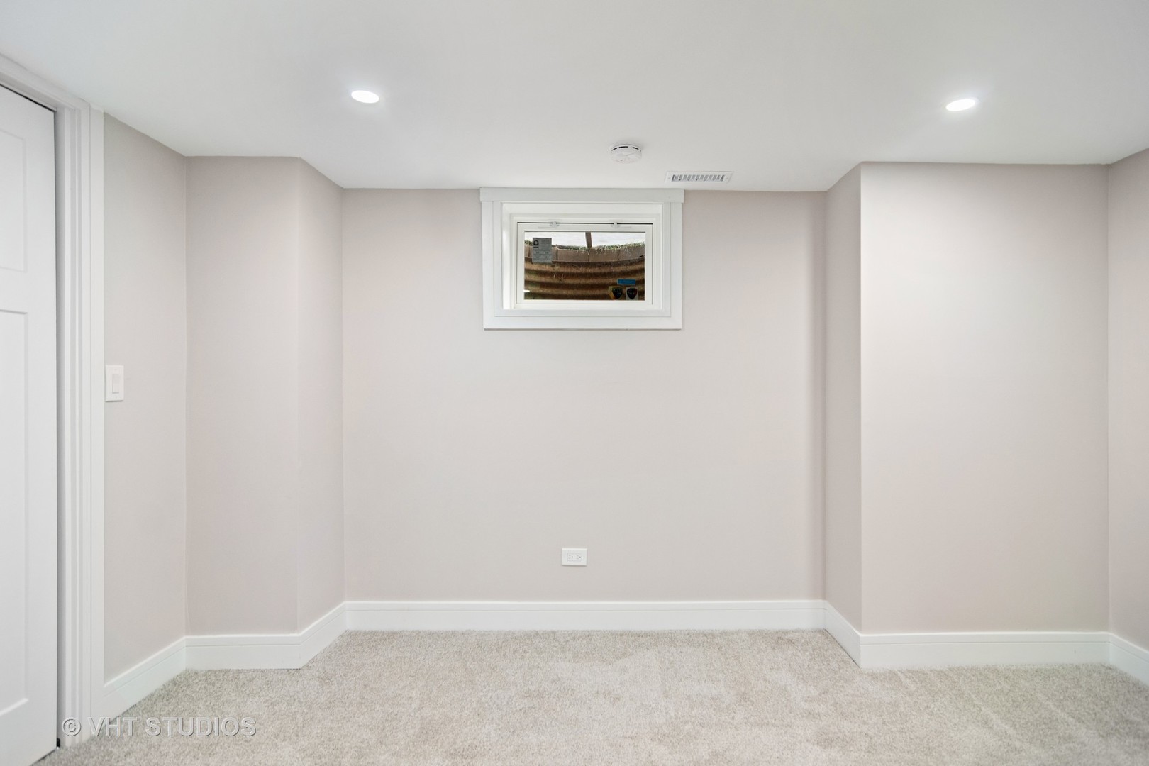 404 Cumnock Road Inverness, IL 60067 - Photo 20 of 34 a view of a small space with a window