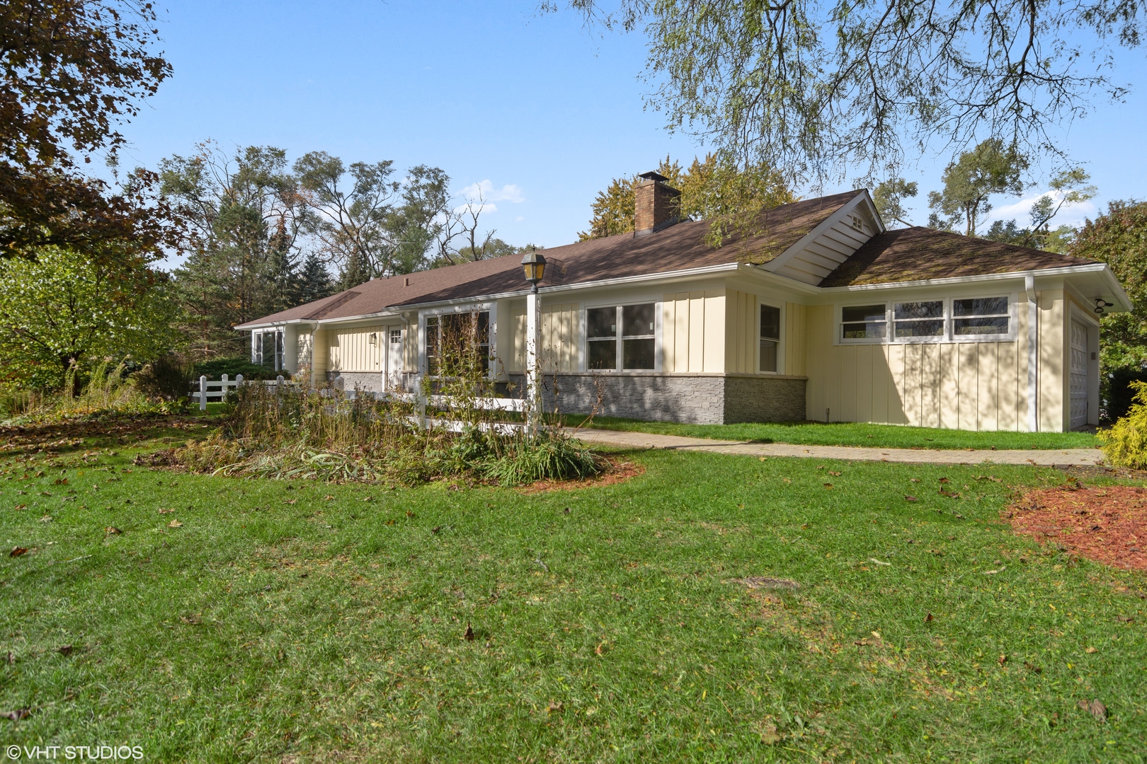 404 Cumnock Road Inverness, IL 60067 - Photo 26 of 34 a front view of a house with garden