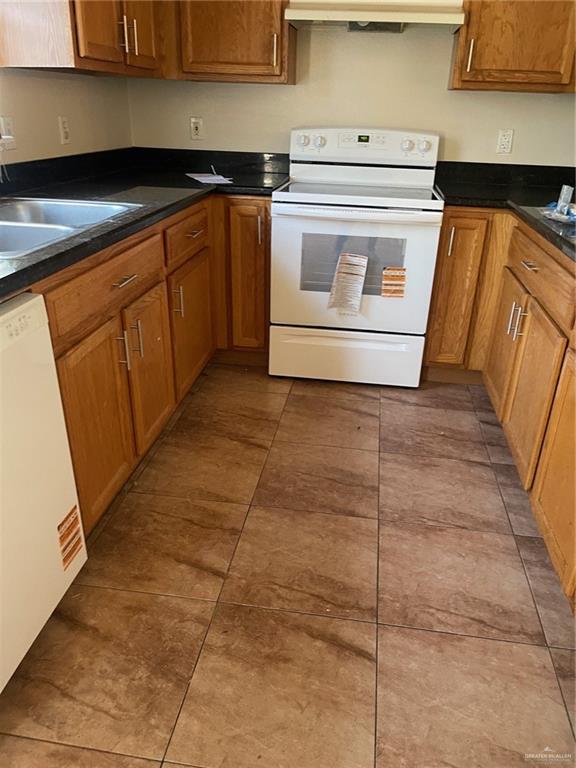 312 Roundup Circle Edinburg, TX 78539 - Photo 5 of 21 a utility room with washer and dryer