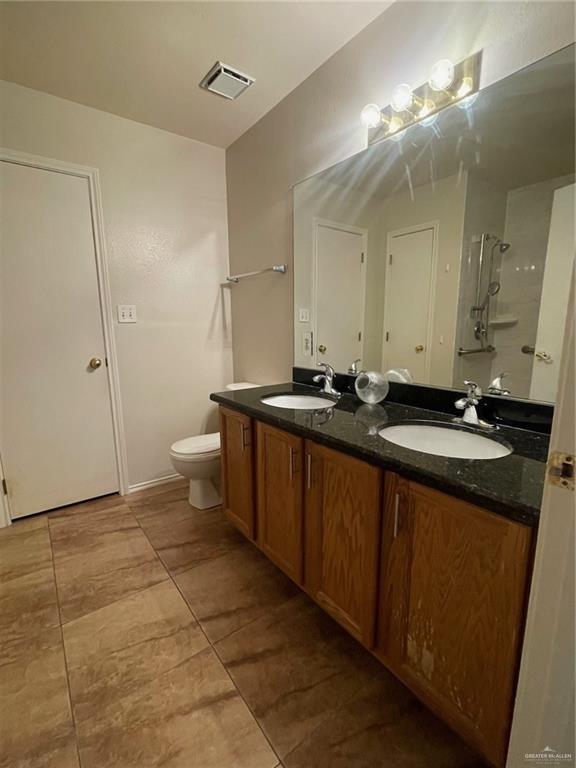 312 Roundup Circle Edinburg, TX 78539 - Photo 9 of 21 a bathroom with a double vanity sink and a mirror