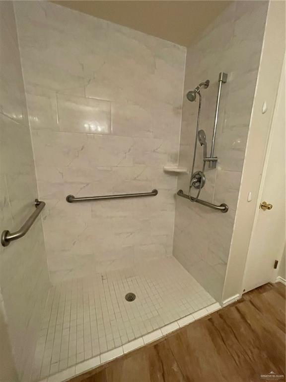 312 Roundup Circle Edinburg, TX 78539 - Photo 10 of 21 a bathroom with a bath tub