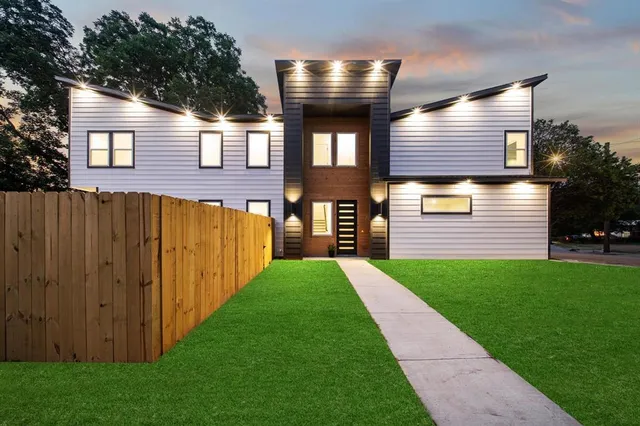 a view of back yard of the house