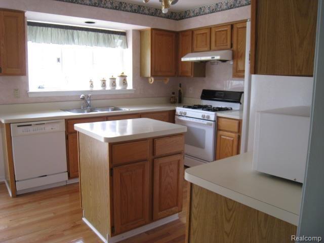 1686 Hillcrest Drive Rochester Hills, MI 48306 - Photo 7 of 18