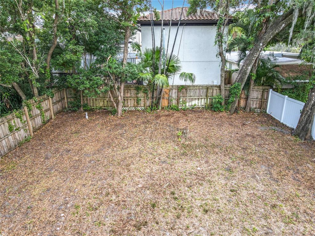 1414 Beaver Street Orlando, FL 32806 - Photo 35 of 43 a backyard of a house with lots of green space