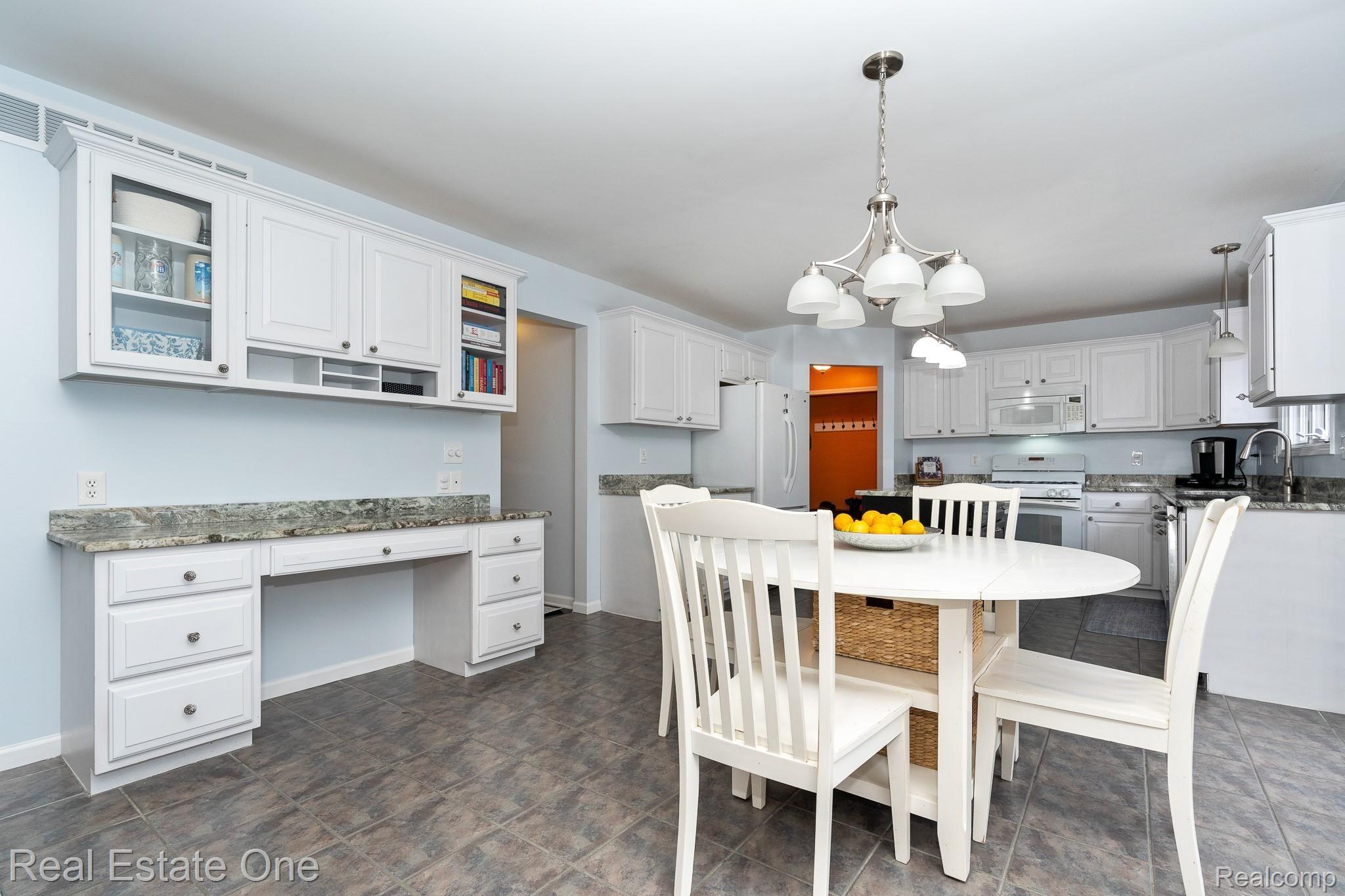 1712 Chase Drive Rochester, MI 48307 - Photo 15 of 44 1712 Chase MLS-W023.jpg
