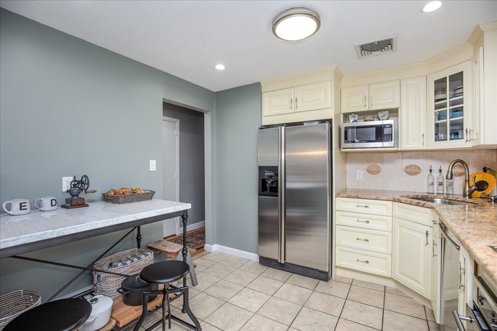 92 Greenwood Road Andover, MA 01810 - Photo 8 of 36 Gallery Image 8