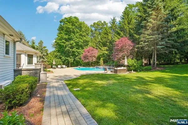 $2,565,000 | 416 Devonshire Drive, Franklin Lakes, NJ 07417