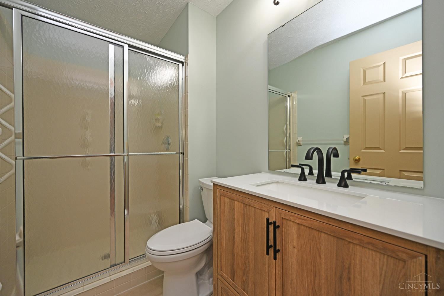 3444 Cutter Lane Maineville, OH 45039 - Photo 38 of 62 2nd floor updated full bath is perfect and convenient for family or company!