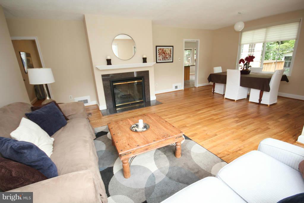 200 East Melbourne Avenue Silver Spring, MD 20901 - Photo 5 of 30 Living Room
