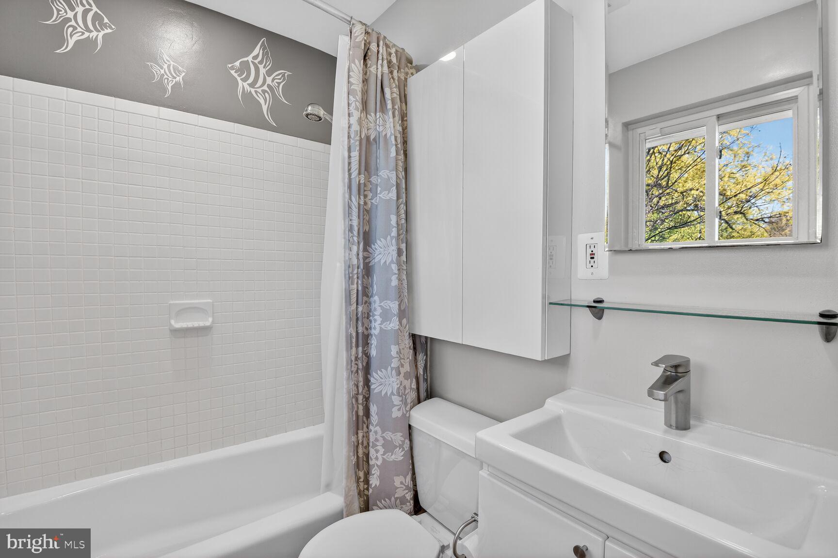 9900 Fernwood Road Bethesda, MD 20817 - Photo 22 of 39 primary en-suite bathroom