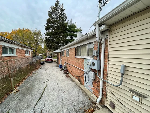 a view of a back yard of the house