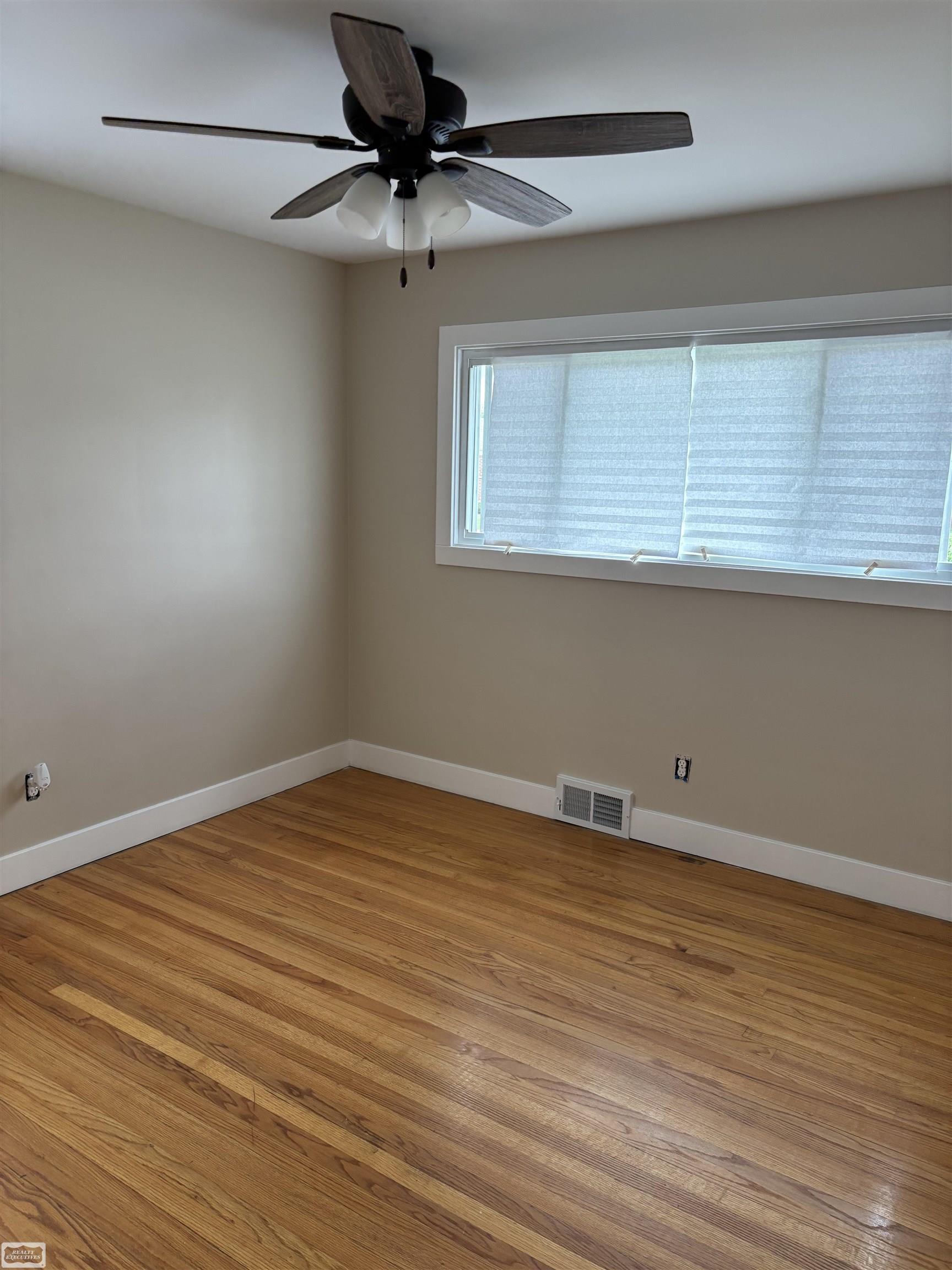 11193 Dale Warren, MI 48089 - Photo 6 of 17 50176628-1b72e539-c605-4d55-b6b4-59b39912aef3.JPG