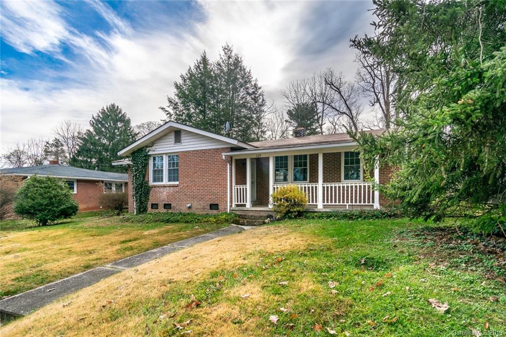 628 Hebron Road Hendersonville, NC 28739 - Photo 3 of 43 Gallery Image 3