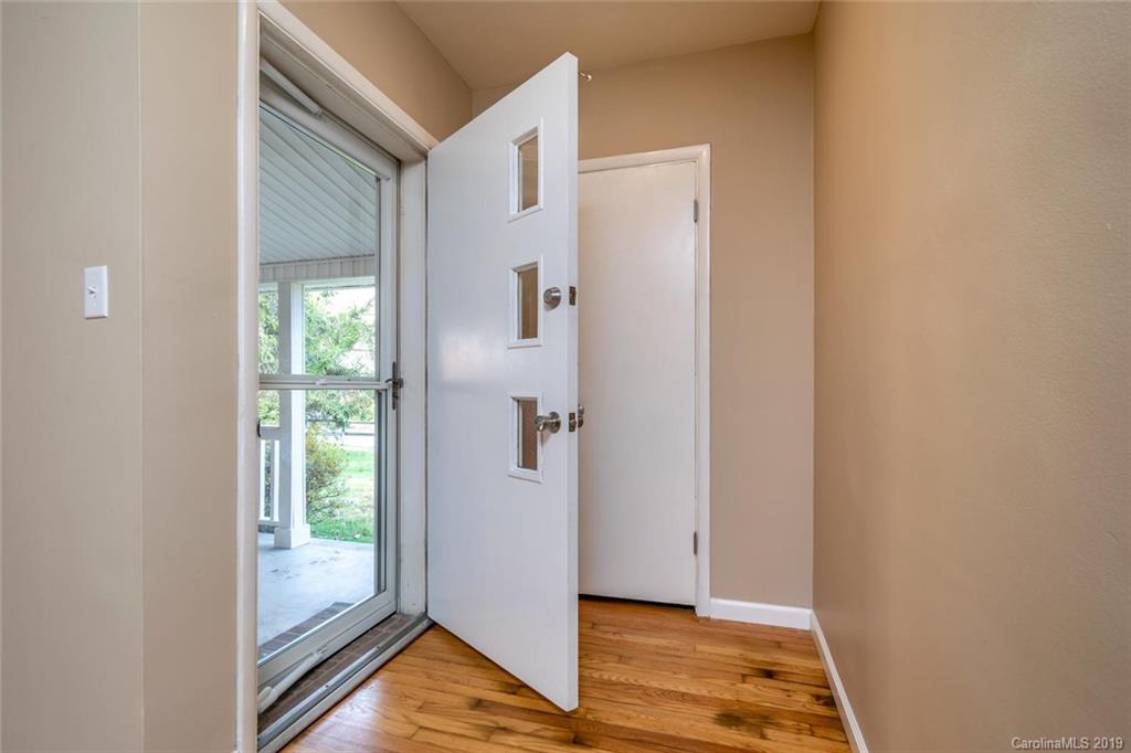 628 Hebron Road Hendersonville, NC 28739 - Photo 8 of 43 Gallery Image 8
