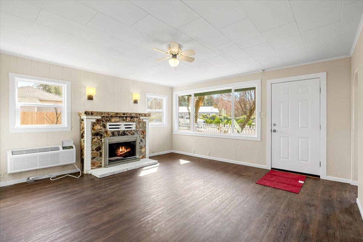 185 Peach Street Merlin, OR 97532 - Photo 6 of 21 Gallery Image 6
