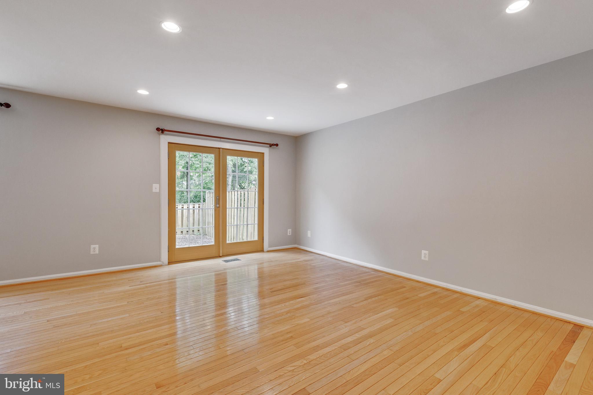 14 Oak Shade Road Gaithersburg, MD 20878 - Photo 7 of 44 Living Room