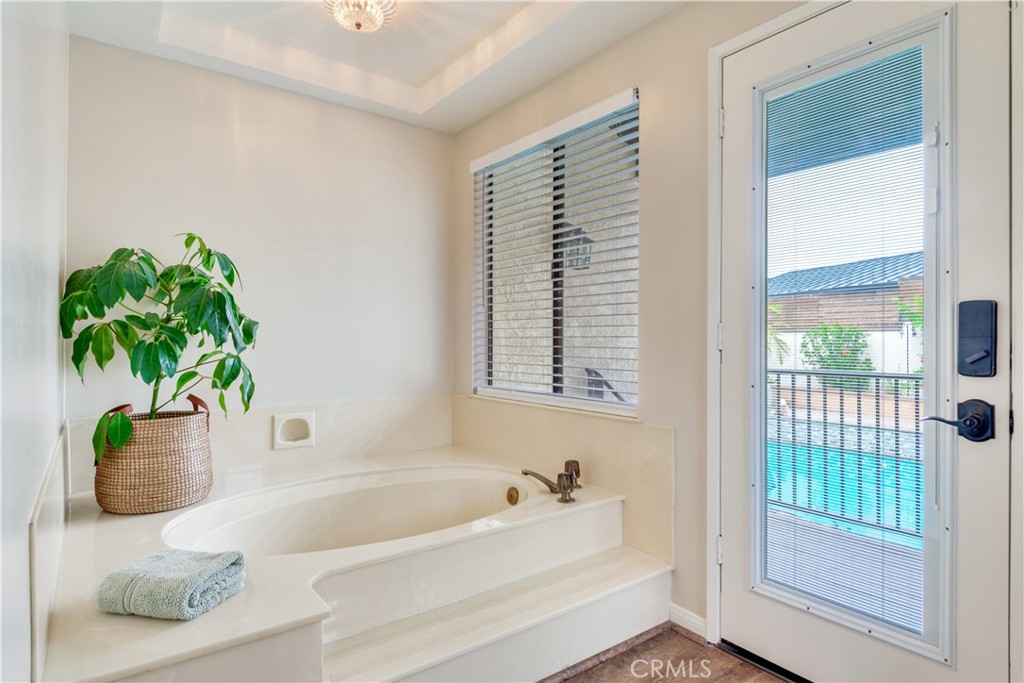 2429 Cliff Road Upland, CA 91784 - Photo 21 of 44 Soaking tub