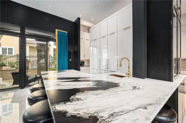 $2,000,000 | 4 East 51st Street, Kansas City, MO 64112