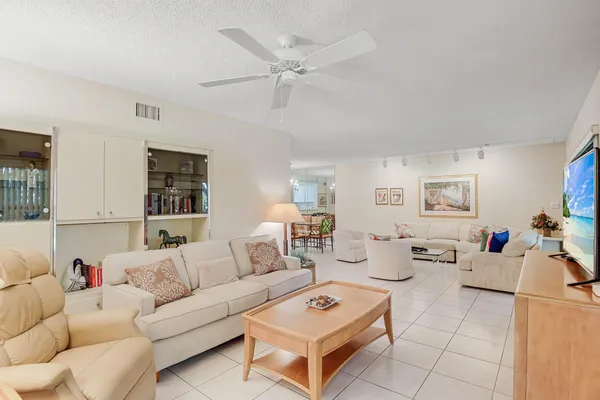 $255,000 | 5121 Oakhill Lane, Unit 416, Delray Beach, FL 33484
