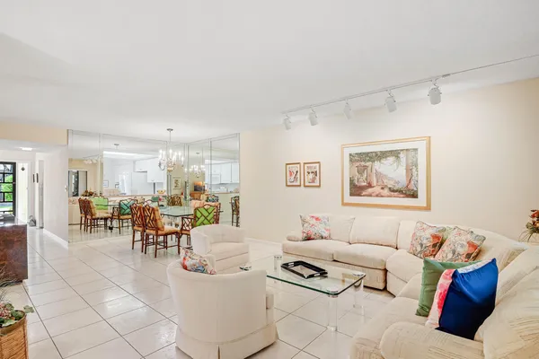 $255,000 | 5121 Oakhill Lane, Unit 416, Delray Beach, FL 33484