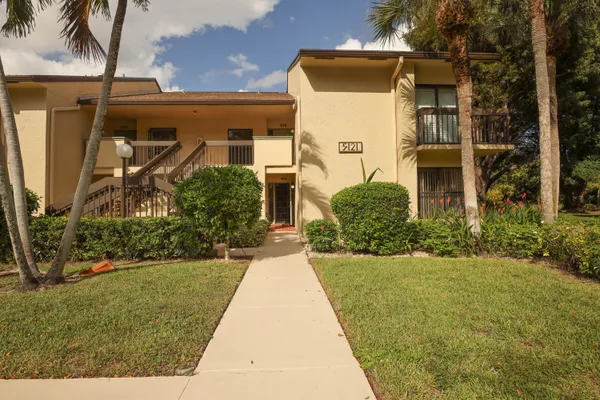 $255,000 | 5121 Oakhill Lane, Unit 416, Delray Beach, FL 33484