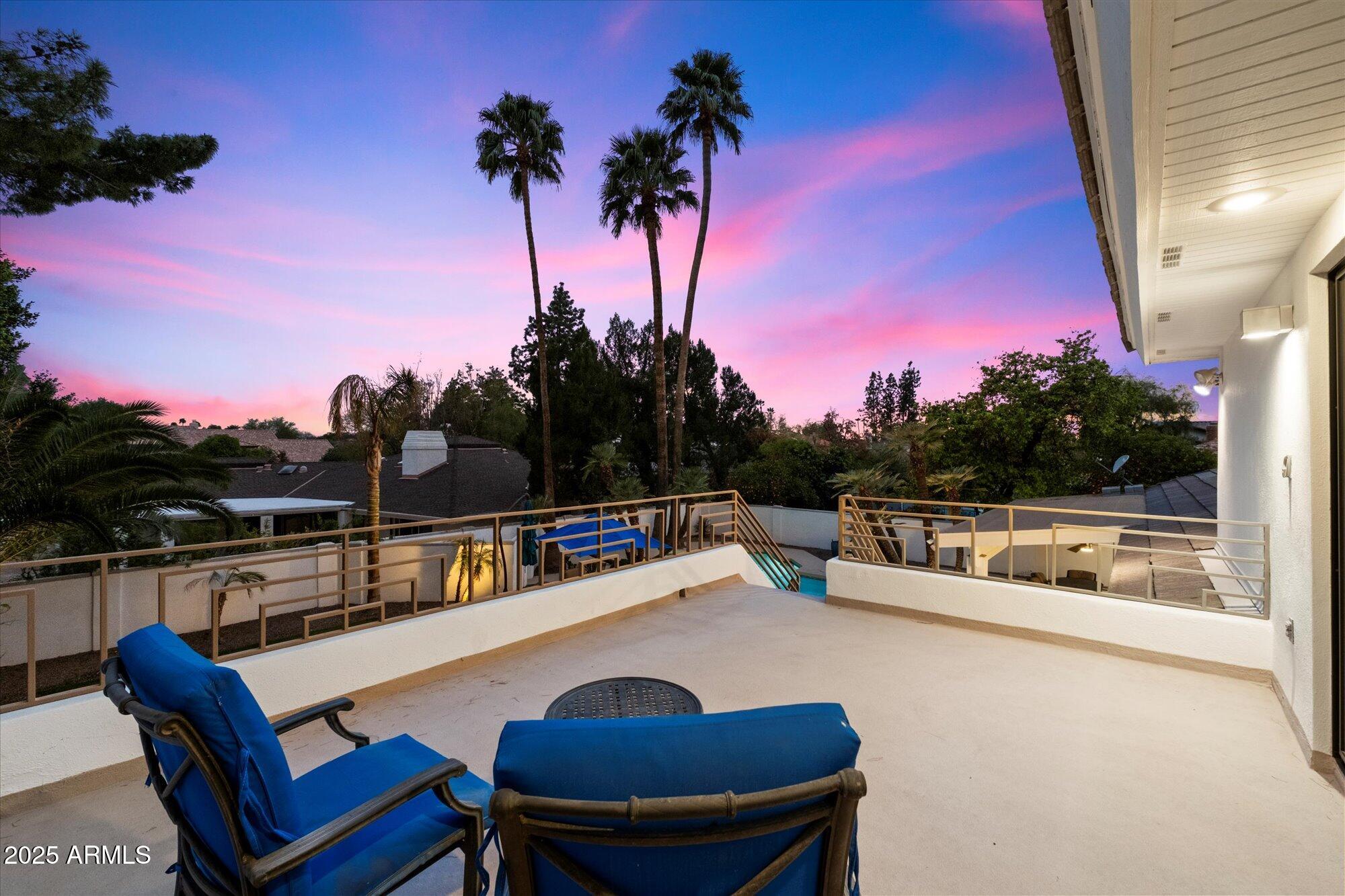 25 West Frier Drive Phoenix, AZ 85021 - Photo 27 of 43 a view of a chairs and table in patio
